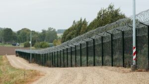 sinirda silahli rus askerleri goruldu estonya yolu kapatti MGI3gNmE.jpg